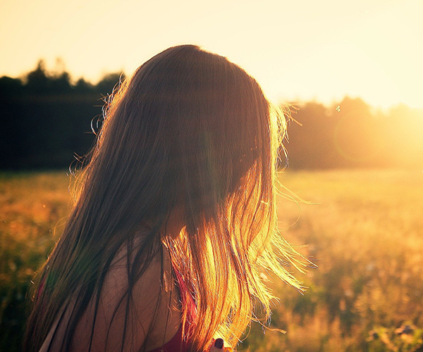 Foto-di-una-ragazza-in-un-campo-al-tramonto-per-il-sito-della-psicoterapeuta-Aurora-Panzitta