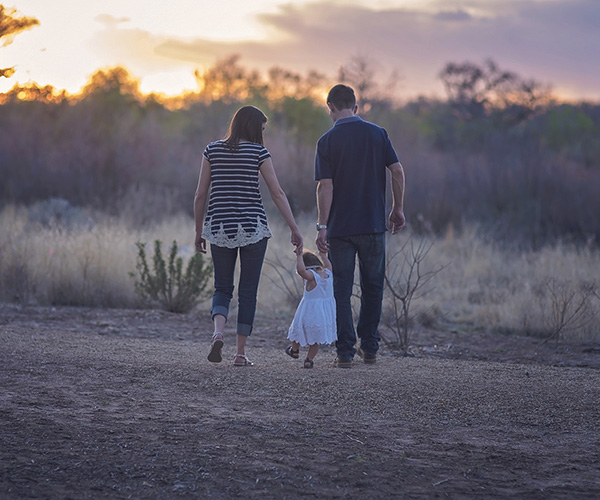 Genitori-con-bambina-al-tramonto-tra-i-colli-foto-per-il-sito-della-dottoressa-Aurora-Panzitta