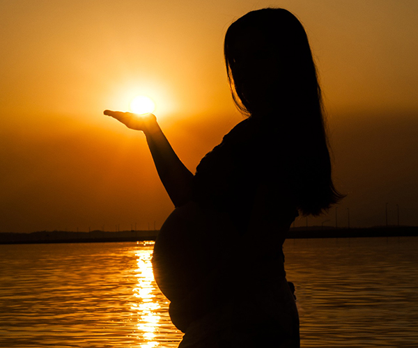 Mamma-in-cinta-al-tramonto-sul-mare-per-il-sito-della-psicologa-Aurora-Panzitta
