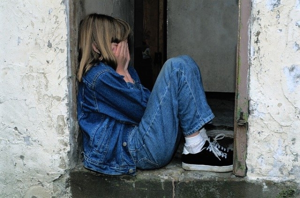 Bambina triste sotto un portico foto per articolo del blog della dottoressa Aurora Panzitta