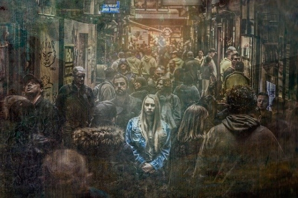 Donna con ansia in mezzo ad una folla foto per articolo del blog della dottoressa Aurora Panzitta